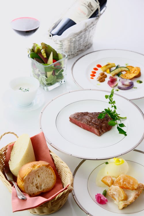 在白色表面上镀的盘子 · 免费素材图片