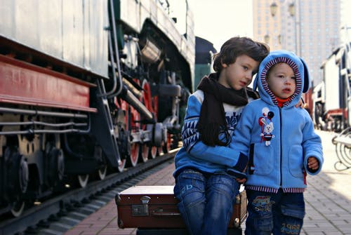 火车旁边的两个男孩 · 免费素材图片