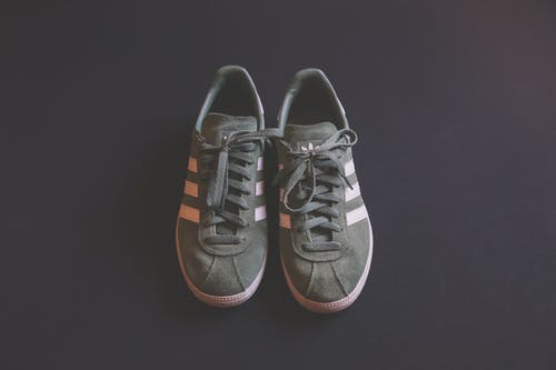 一对灰色adidas Plimsolls · 免费素材图片