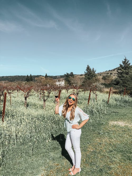 女人微笑 · 免费素材图片