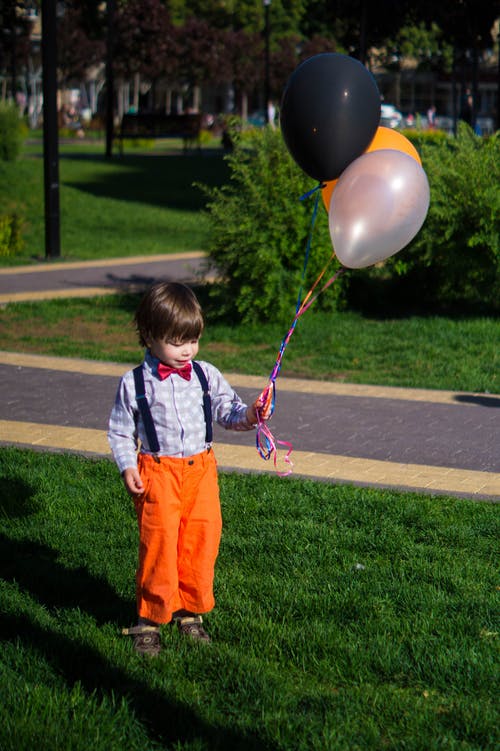 男孩拿着气球的照片 · 免费素材图片