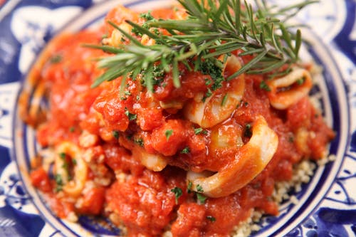 煮熟的海鲜配番茄酱和迷迭香 · 免费素材图片