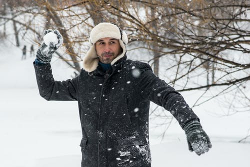 男子举行雪球 · 免费素材图片