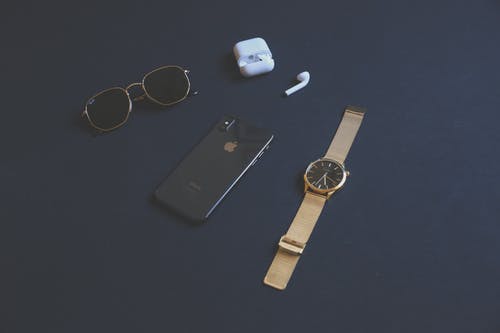 Iphone的太阳镜和手表附近的照片 · 免费素材图片