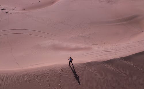 男人站在沙漠上 · 免费素材图片
