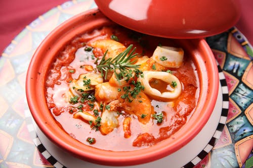 红色陶瓷碗鱿鱼汤 · 免费素材图片