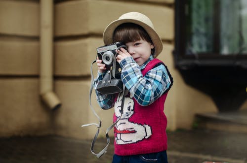 蹒跚学步的学步服装拍照的孩子 · 免费素材图片