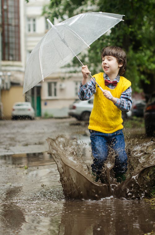 男孩拿着雨伞 · 免费素材图片