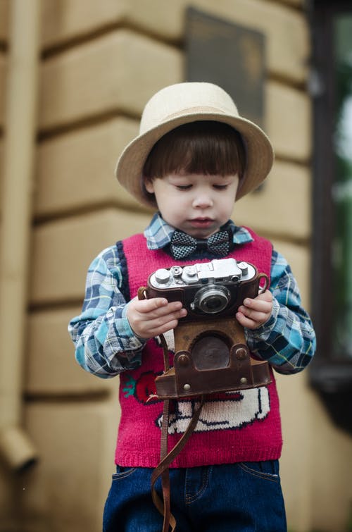 孩子拿着照相机 · 免费素材图片