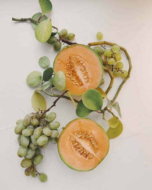 两片瓜和葡萄 · 免费素材图片