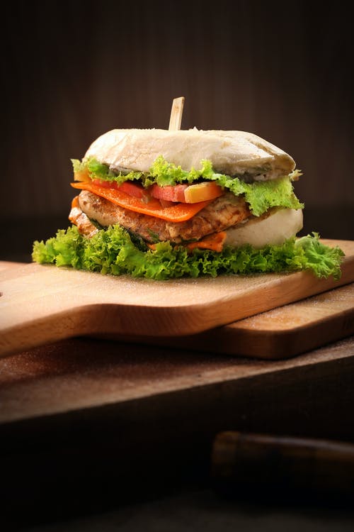 棕色砧板上的奶酪汉堡 · 免费素材图片
