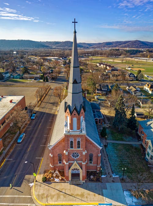棕色和灰色的混凝土教堂的鸟瞰图 · 免费素材图片
