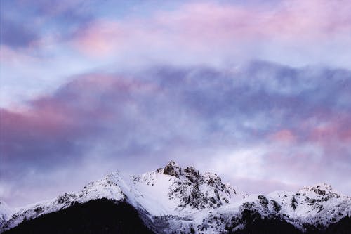 多云的天空下的冰雪覆盖的山 · 免费素材图片