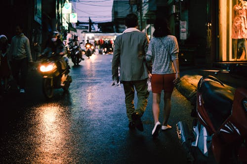 男人和女人在大街上行走 · 免费素材图片