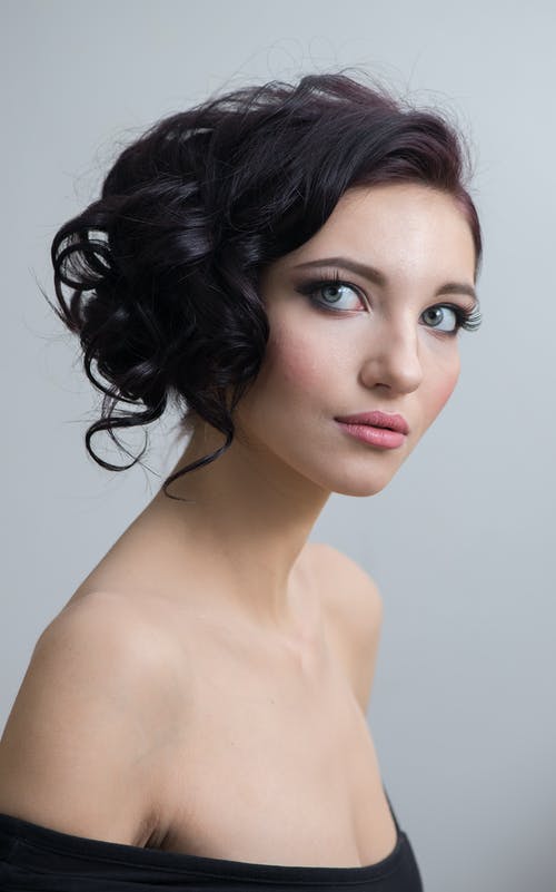 女人穿黑色露肩上衣 · 免费素材图片