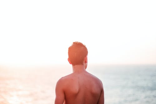 站在海边的裸照人 · 免费素材图片