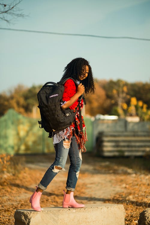 女人携带背包 · 免费素材图片