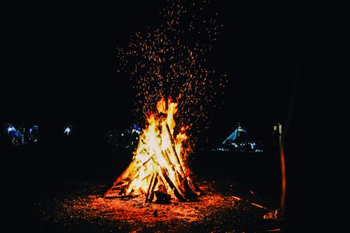 晚上篝火晚会 · 免费素材图片
