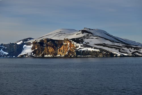 水域旁的雪山 · 免费素材图片