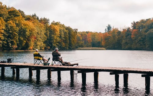 两名男子在湖上钓鱼 · 免费素材图片