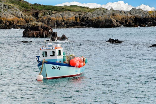 蓝色和白色的小船，在一侧的浮标 · 免费素材图片