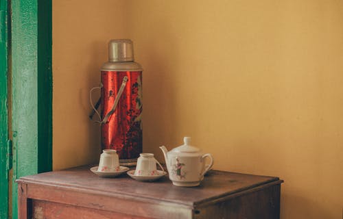 桌上的白色茶壶 · 免费素材图片