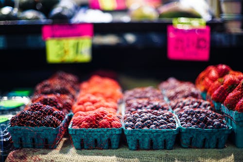 蓝色容器上的水果 · 免费素材图片