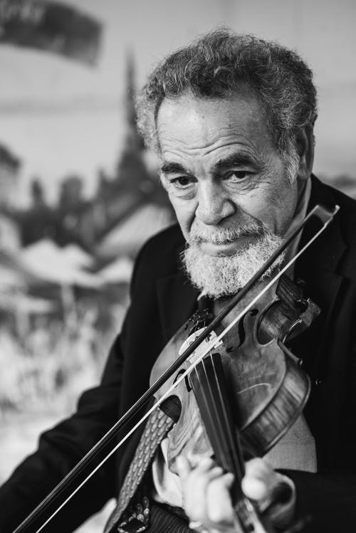小提琴演奏的人的灰度摄影 · 免费素材图片