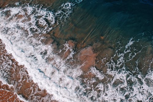 海浪鸟瞰图 · 免费素材图片