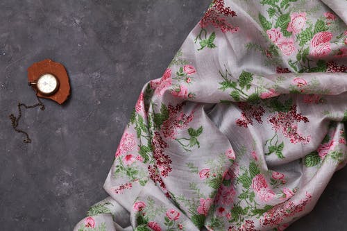 怀表附近花卉窗帘 · 免费素材图片