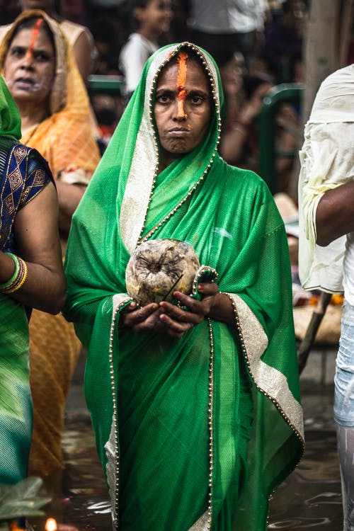 女人抱着椰子果 · 免费素材图片