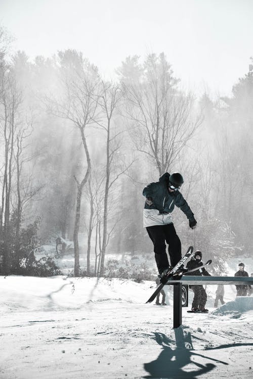 男子做滑雪技巧 · 免费素材图片