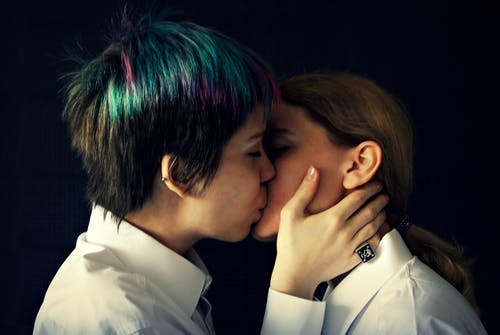 两人亲吻每个othr · 免费素材图片