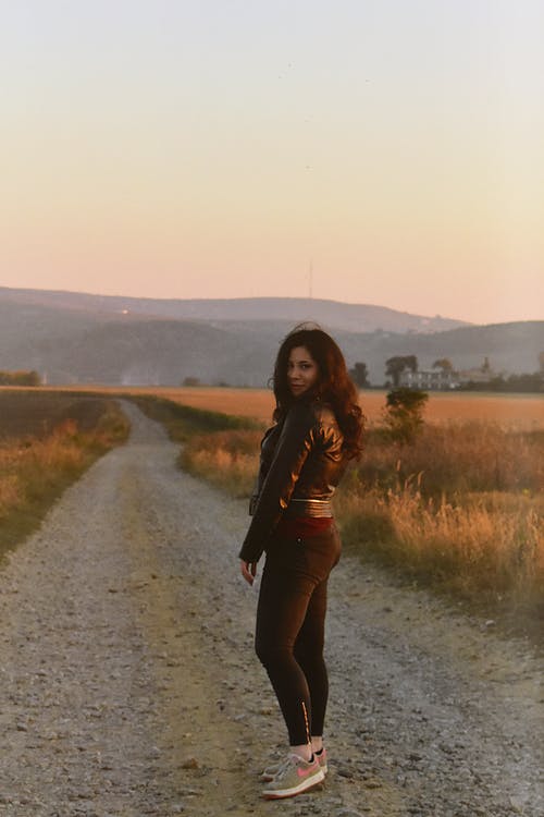 站在土路上的女人的照片 · 免费素材图片