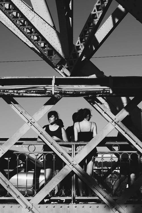 两个女人站在灰色摄影的悬浮 · 免费素材图片