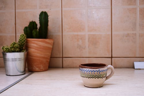 棕色陶瓷杯 · 免费素材图片