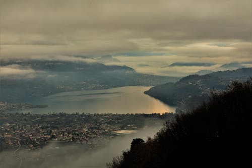 山和水体的航拍 · 免费素材图片