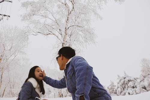 男人摸女人的脸 · 免费素材图片