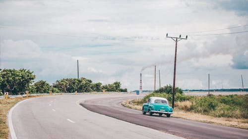 蓝绿色和白色车辆在路上 · 免费素材图片