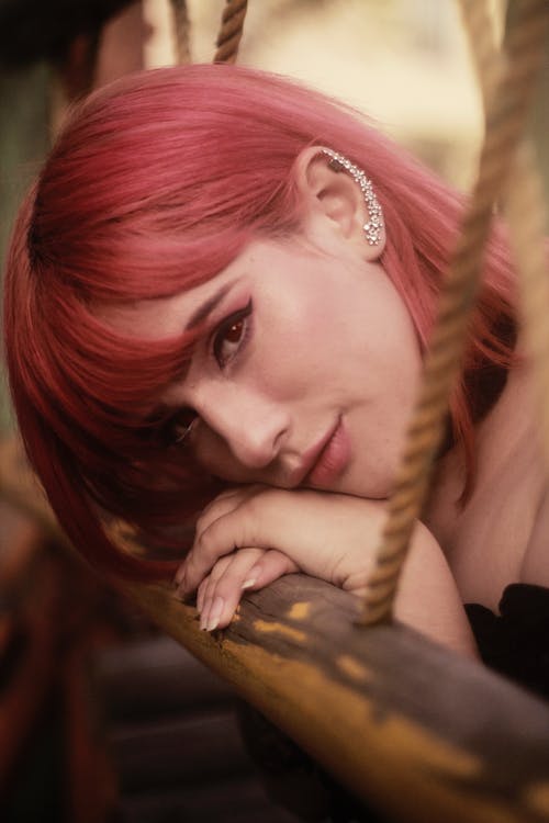 粉色口红的女人 · 免费素材图片