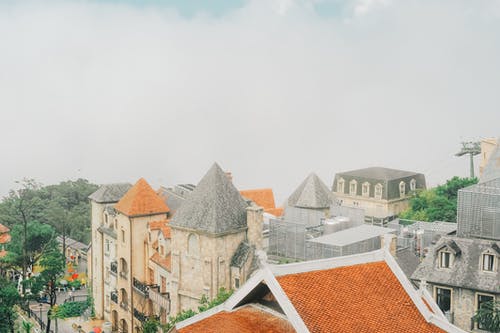 灰色和棕色的屋顶 · 免费素材图片