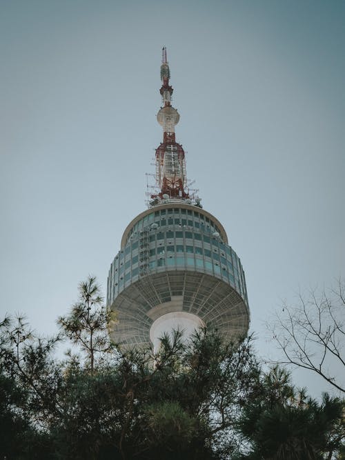 白塔的低角度摄影 · 免费素材图片