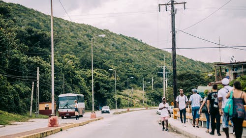 道路上的红色巴士 · 免费素材图片