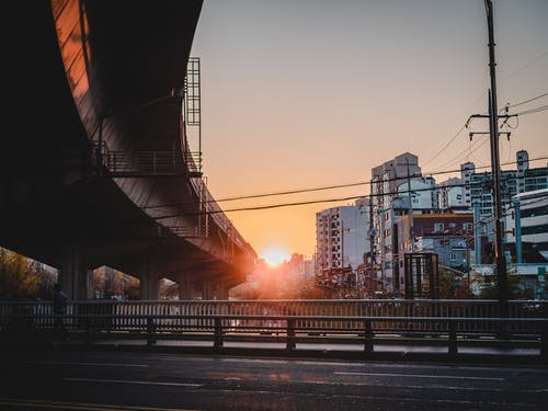 黄金时段的道路和天桥 · 免费素材图片