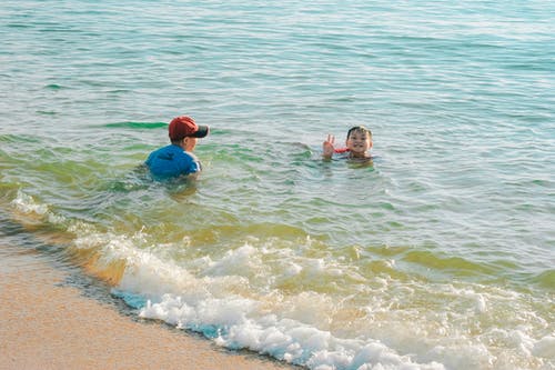 孩子们在沙滩上游泳 · 免费素材图片