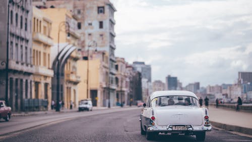 路上的老爷车 · 免费素材图片