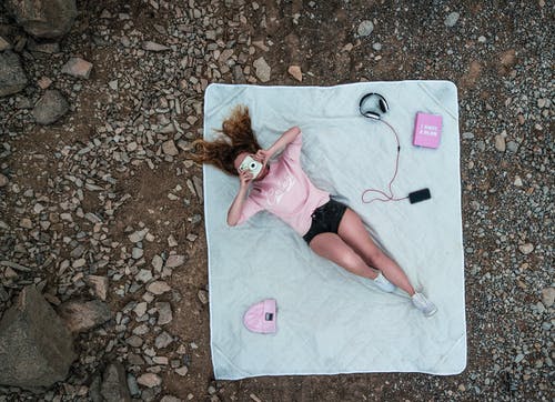 女人躺在床垫上的顶视图照片 · 免费素材图片