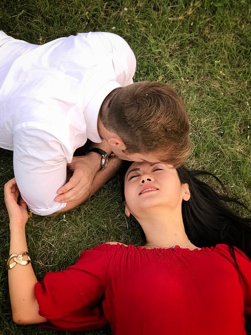 女人和男人躺在草地上 · 免费素材图片