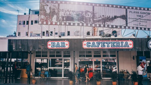 蓝云下的酒吧自助餐厅 · 免费素材图片