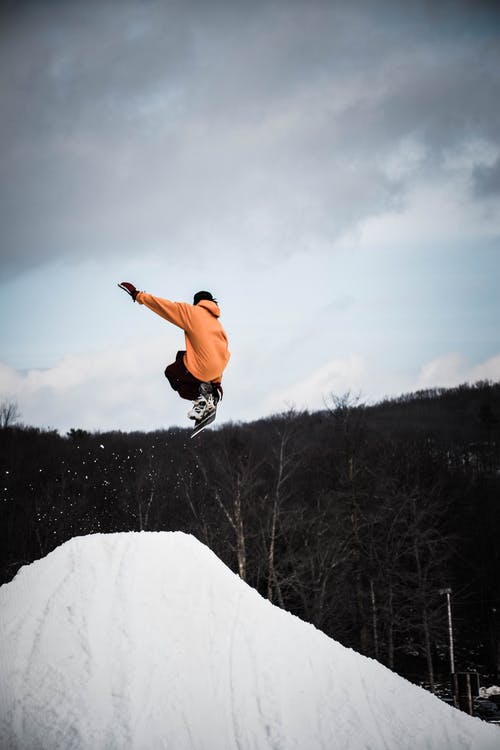 人在雪山上滑雪 · 免费素材图片